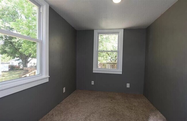 Building Photo - 10 N Acres Dr