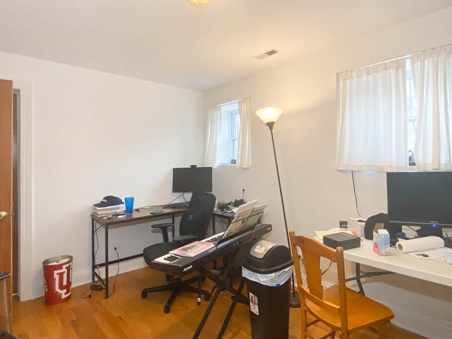 Building Photo - 922 W Addison St