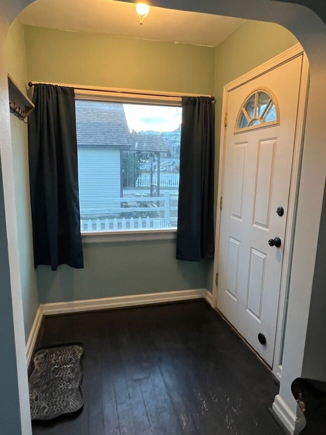 Building Photo - Spacious 3+ bed/2 bath home! Large fenced yard, garage, shed, w/d, a/c, d/w & more!