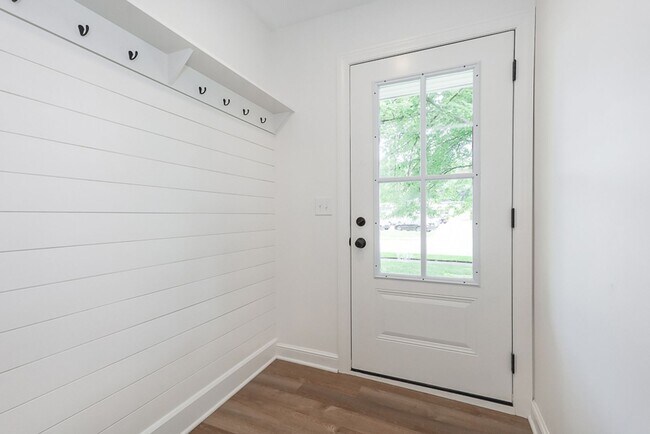 Building Photo - Four bedrooms/2.5 Baths Newly Remodeled Bay Village Home!