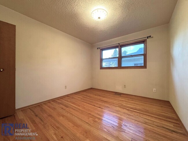 Building Photo - Charming 4 bedroom Rambler!