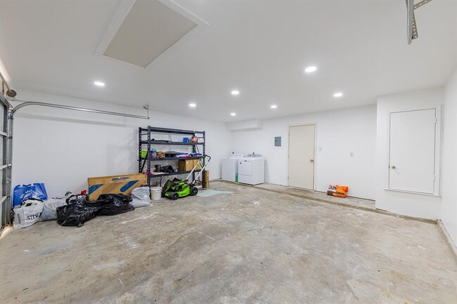 Building Photo - 722 Decker Prairie Dr