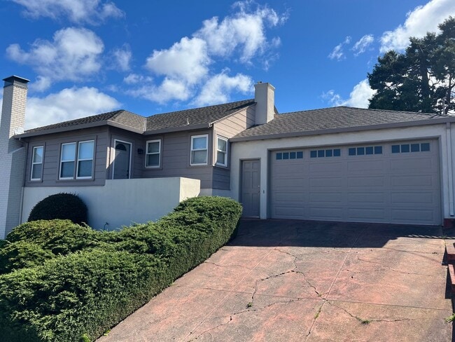 Building Photo - Beautiful 3 bed 2 bath Belmont home with amazing views. This is a must see!