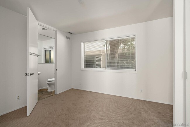 Building Photo - 2544 Navarra Dr