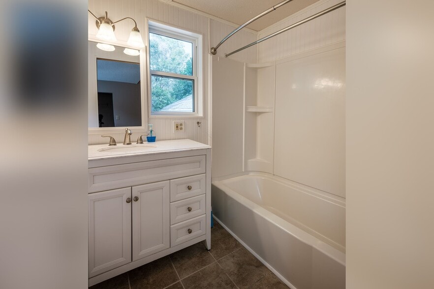 Bath - 525 8th St NW