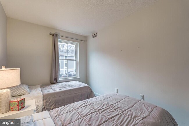 Building Photo - 11643 Stoneview Square