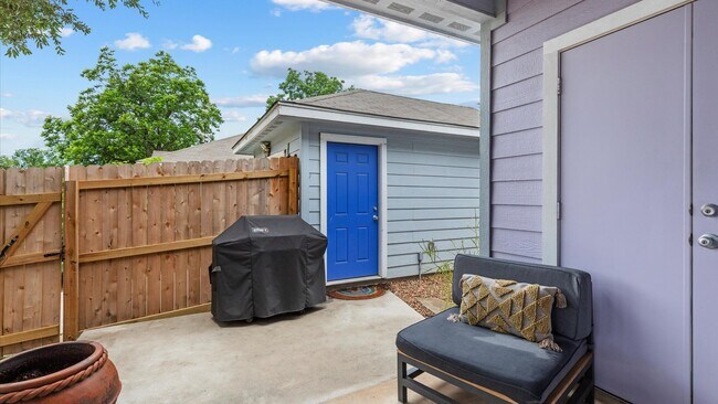 Building Photo - Beautifully Updated Smart Home Near Downtown San Antonio