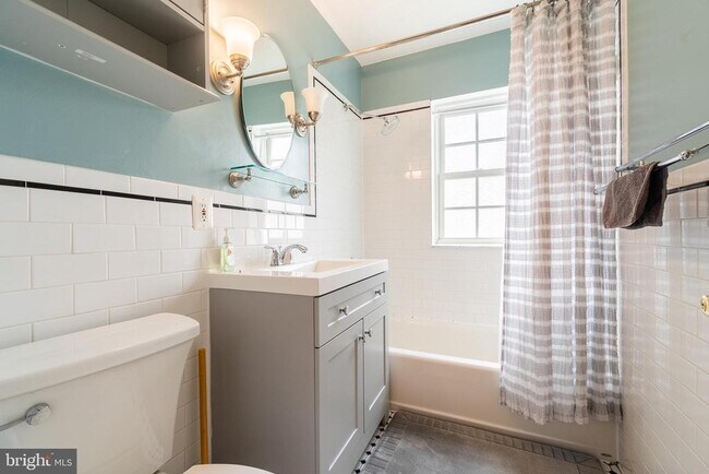 Building Photo - 1713 N Troy St