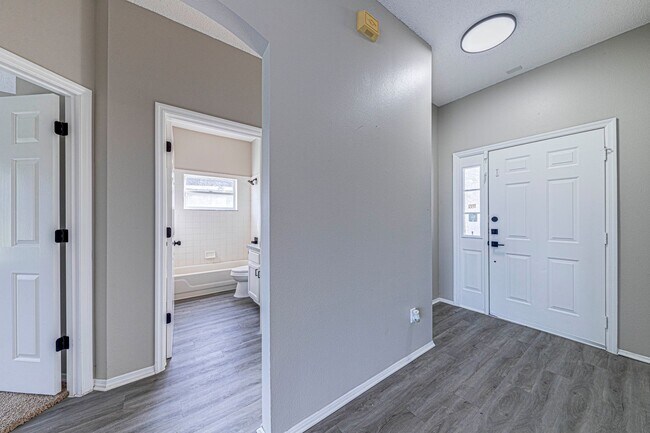 Building Photo - 745 Jaybee Ave