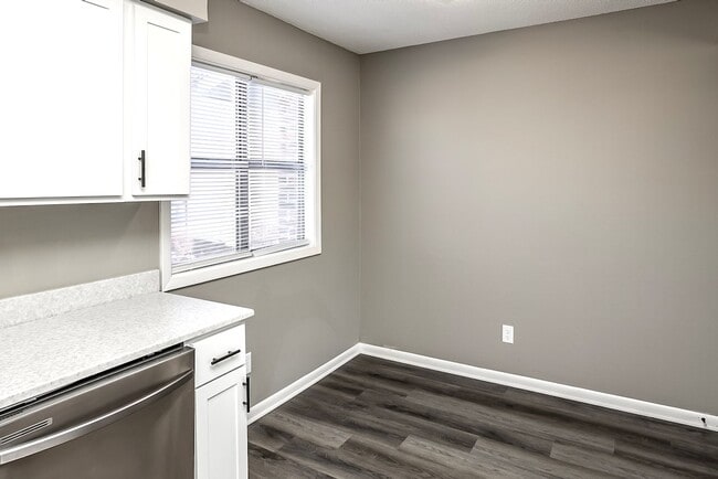 Building Photo - Spacious and updated 2 bed 1.5 bath!
