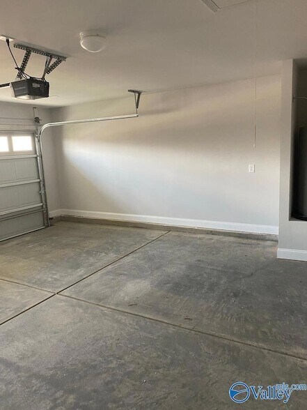 Building Photo - 121 Sorrelweed Dr