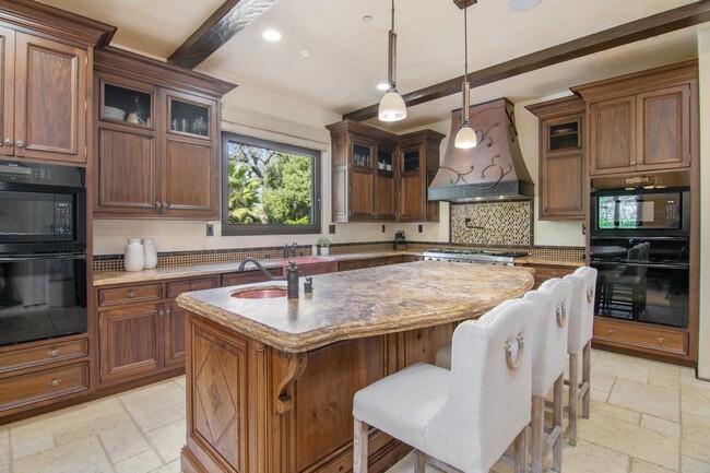 Building Photo - 222 Greenoaks Dr