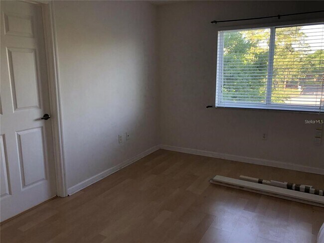 Building Photo - 1150 Carmel Cir