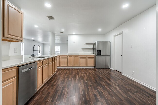 Building Photo - Recently Rehabbed Spacious Two Story in Convenient and Popular Huntington Place