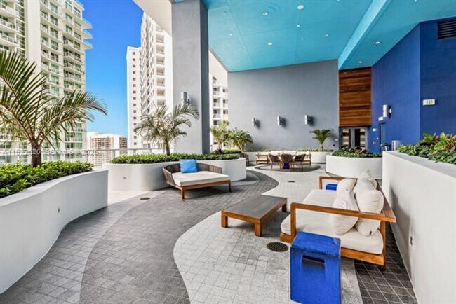 Building Photo - 1300 Brickell Bay Dr