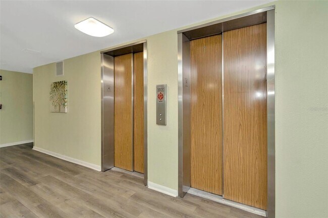 Building Photo - 7400 Sun Island Dr S