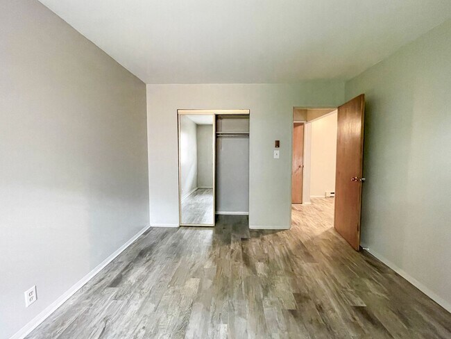 Building Photo - Close to Campus and McGalliard Road