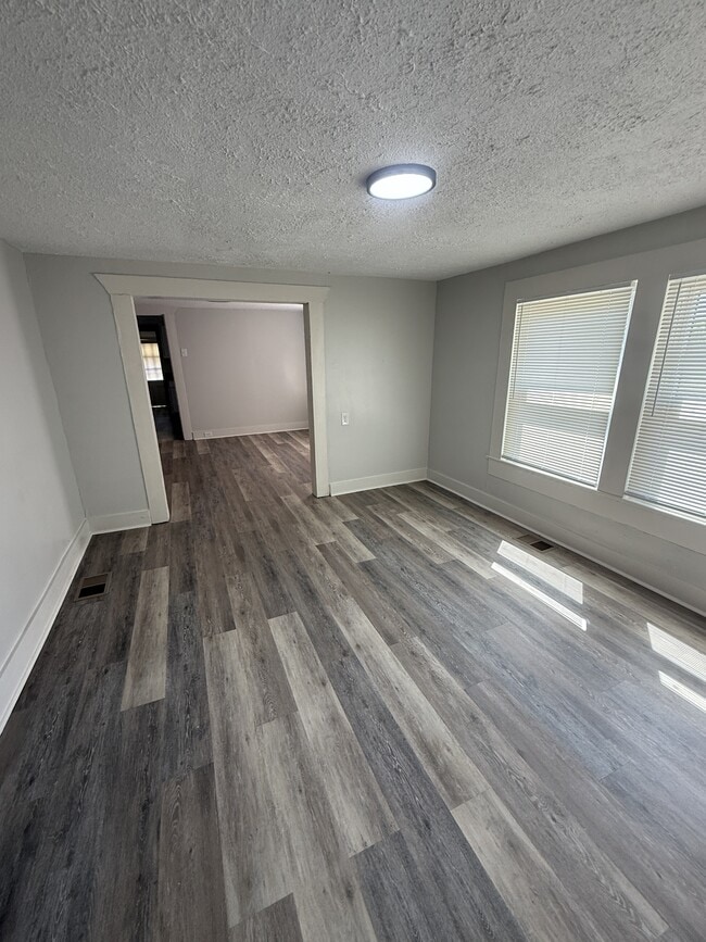 Building Photo - 537 37th Terrace W
