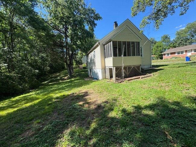 Building Photo - MINUTES TO DOWNTOWN FREDERICKSBURG - 2 BEDROOM COTTAGE