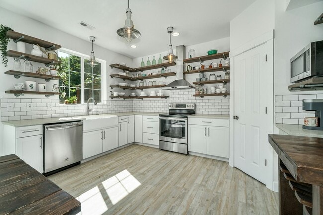 Building Photo - Woodinville Estate's Cozy Home