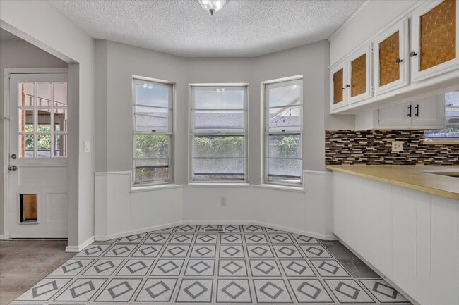 Building Photo - 3600 Sunvalley Dr