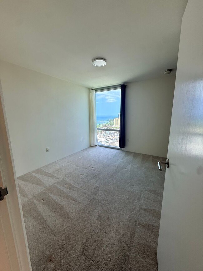 Building Photo - Prime Location- Kapiolani Residence 43d floor- Great views!