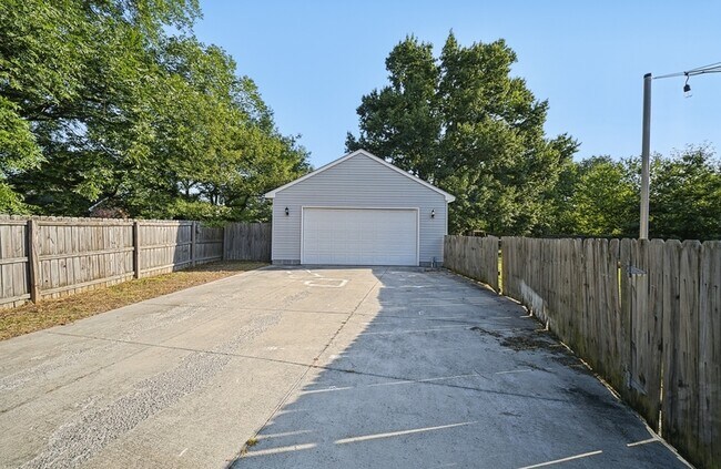 Building Photo - 1128 Grandy Ct