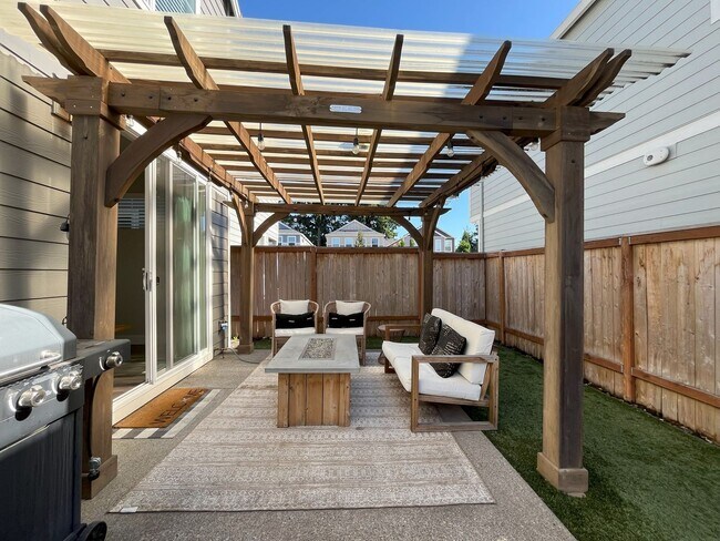 Building Photo - Spacious 3-Bedroom + Loft Home with Modern...