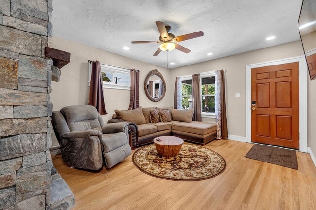 Building Photo - Upstairs Unit, Furnished Home