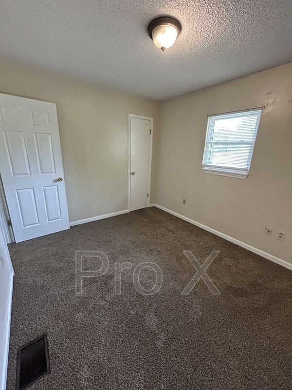 Building Photo - 1116 S Elm St