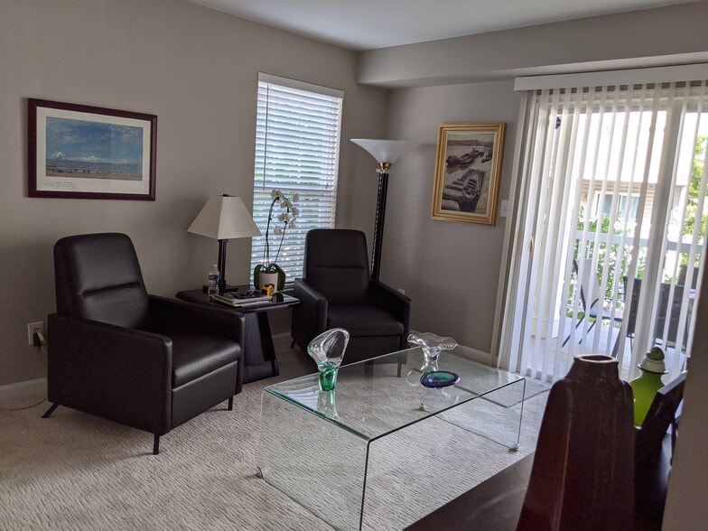 Den - 316 Cross Green St