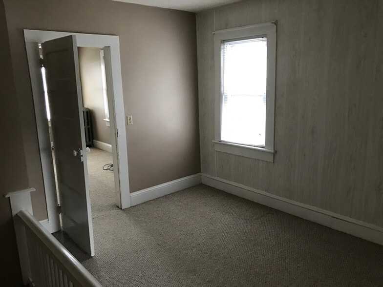 Building Photo - 130 Mooney St