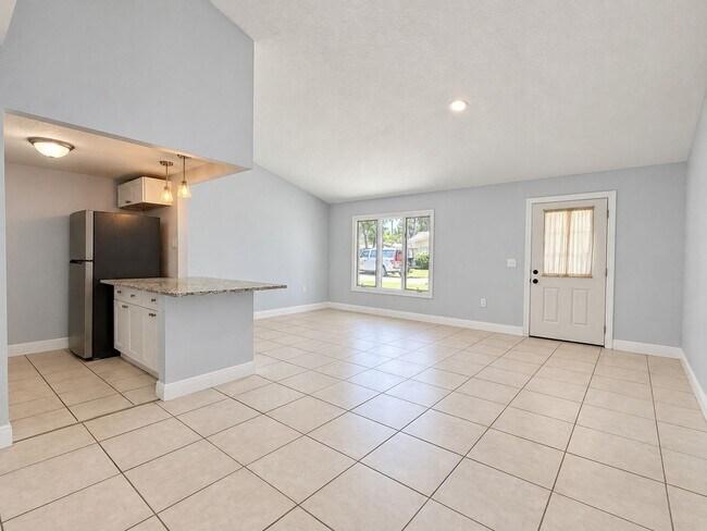 Building Photo - 23 Country Club Dr