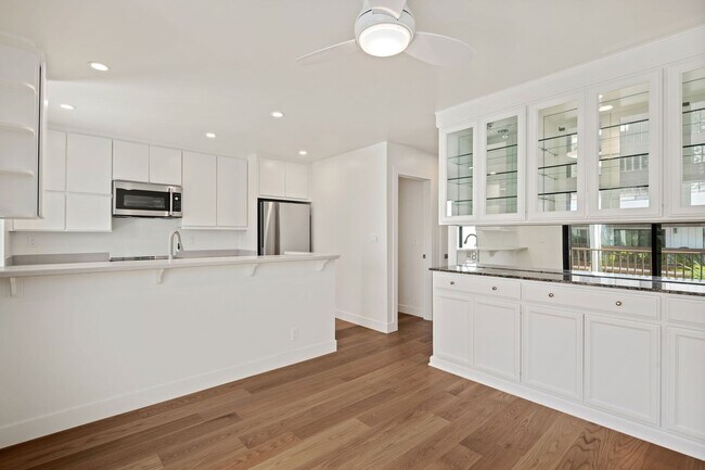 Building Photo - Fully Remodeled 2 Bed, 2 Bath East Beach T...