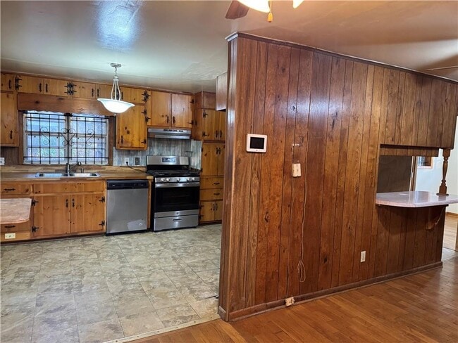 Building Photo - 556 Lamar Dr