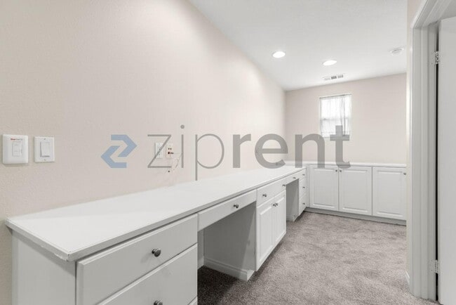 Building Photo - Unit