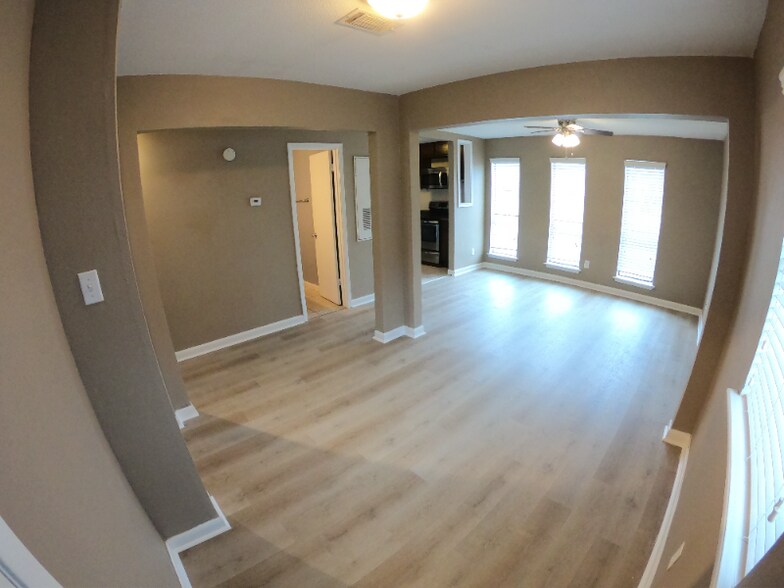 Building Photo - 404 Manuel Dr