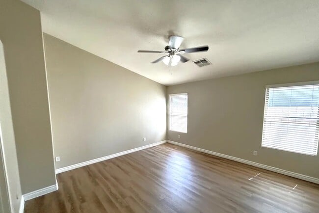 Building Photo - 1534 W Saint Anne Ave