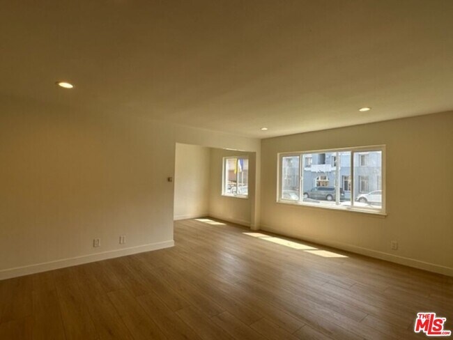 Building Photo - 517 S Kenmore Ave