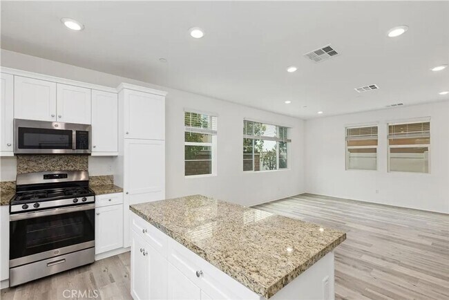 Building Photo - Great 3 bed 3 bath home
