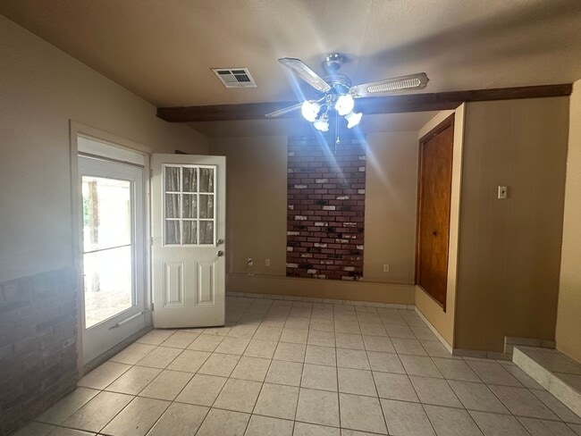 Building Photo - 16881 Beau-Kay Dr