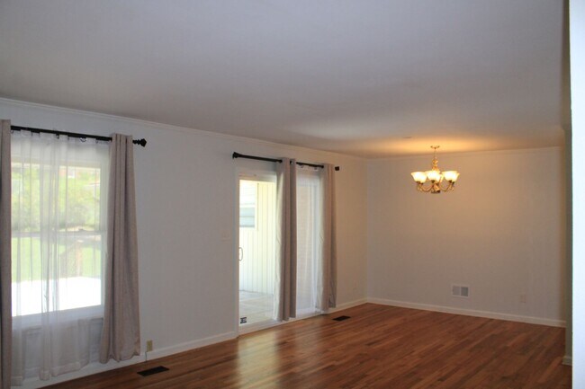 Building Photo - 3 Bedroom 2 bath W/ Bonus In Hammond Hills