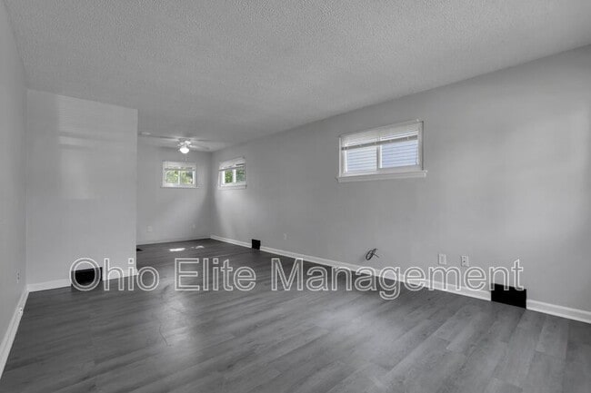 Building Photo - 900 Racine Ave