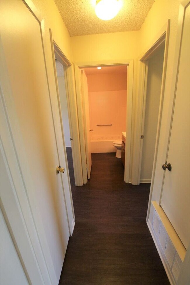 Building Photo - 2 Bedroom 1 Bath Duplex in West Tyler! Tour Today!