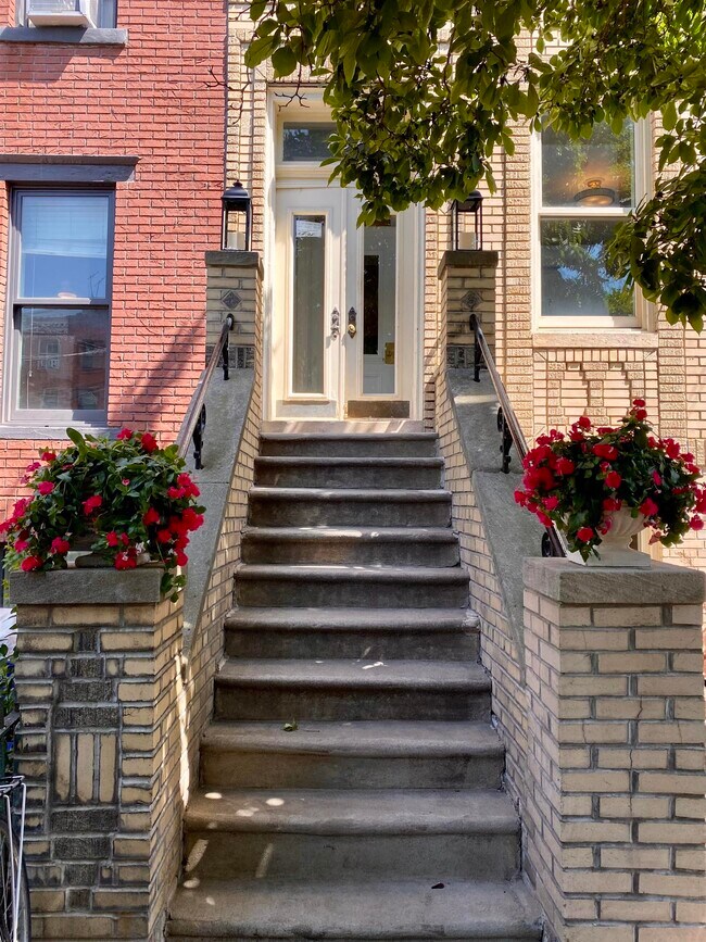 Building Photo - 284 4th St