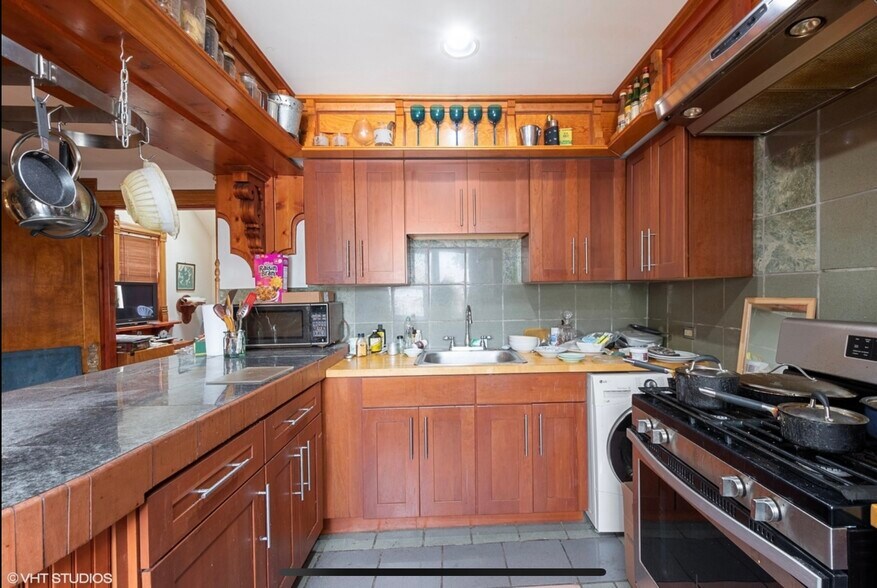 Building Photo - 1046 W Barry Ave