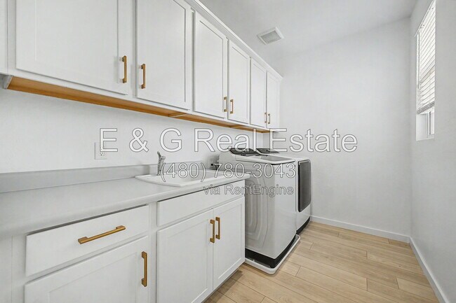 Building Photo - 2771 S Chippewa Dr