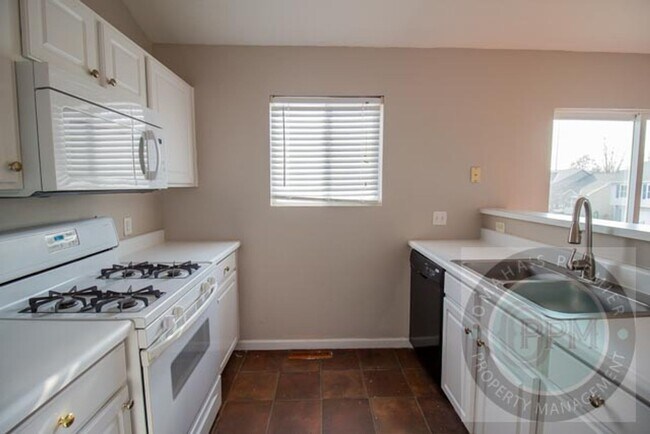 Building Photo - 3 Bedroom / 2 Bathroom House | Millard