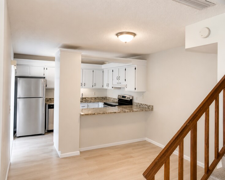 Building Photo - 2228 White Pine Cir