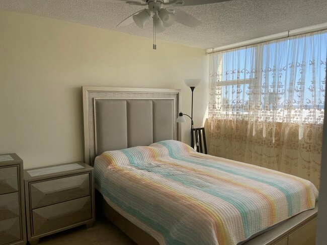 Building Photo - 1237 Hillsboro Mile